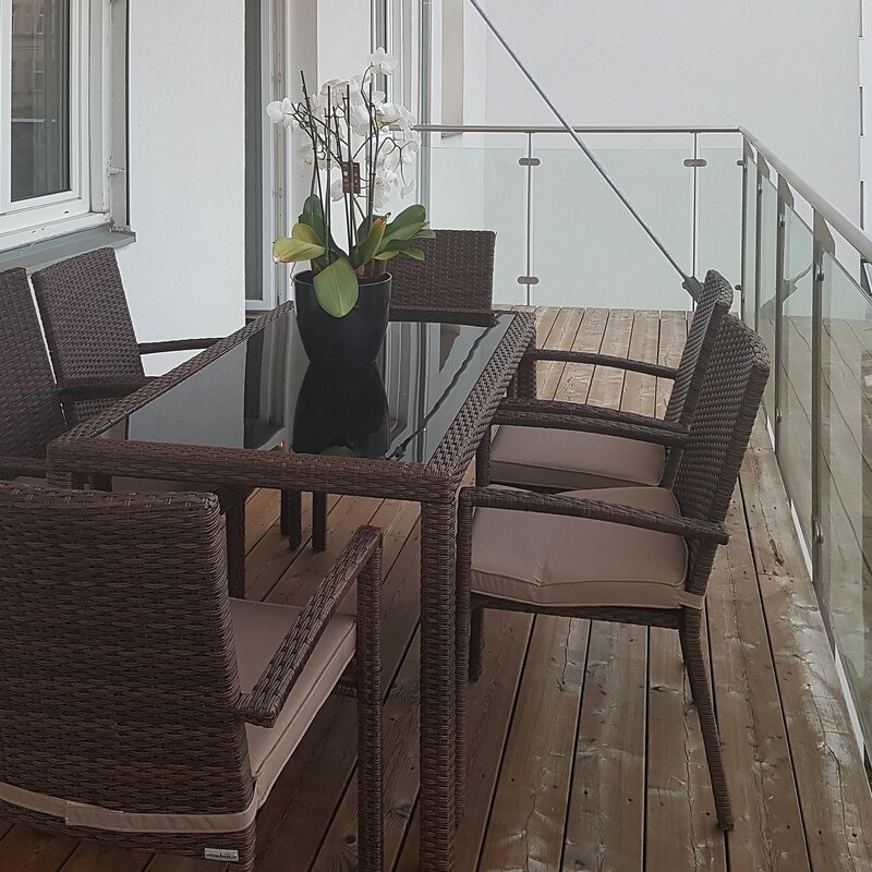 Terrasse mit Esstisch