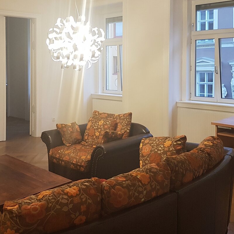 Wohnzimmer mit TV und Arbeitstisch