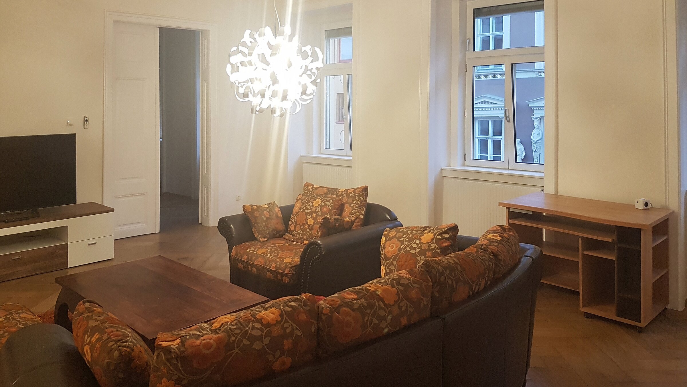 Wohnzimmer mit TV und Arbeitstisch