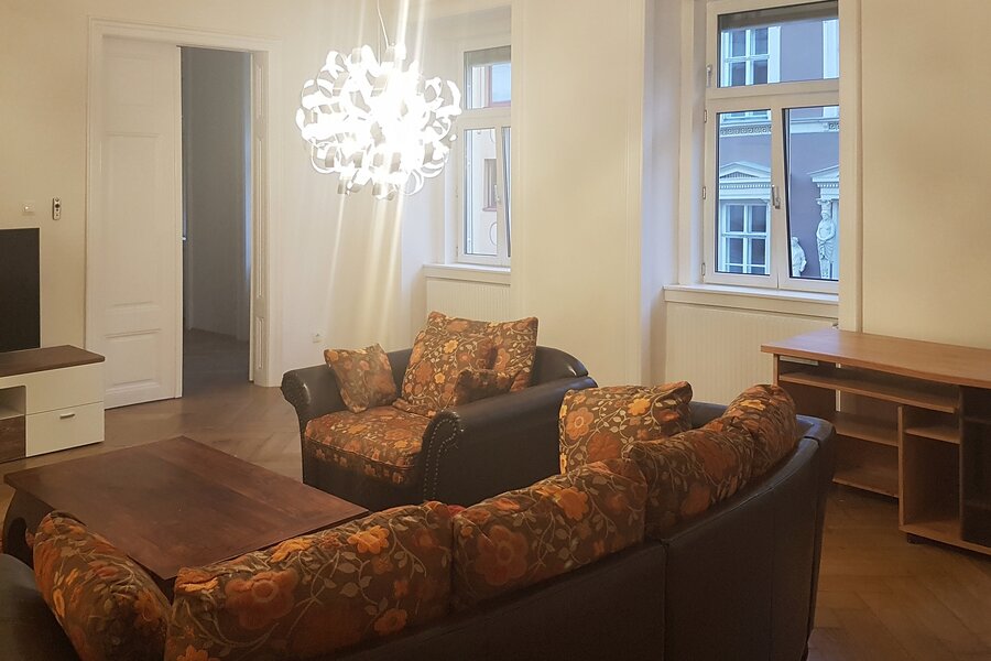 Wohnzimmer mit TV und Arbeitstisch