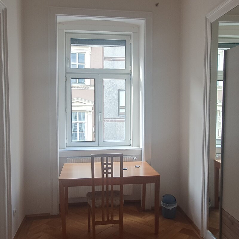 Arbeitstisch im Einzelzimmer