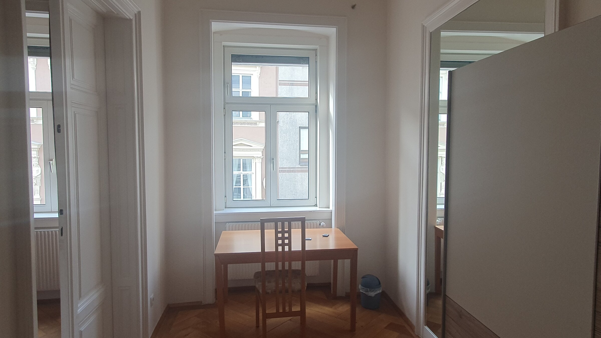 Arbeitstisch im Einzelzimmer