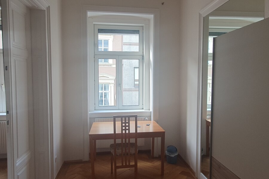 Arbeitstisch im Einzelzimmer