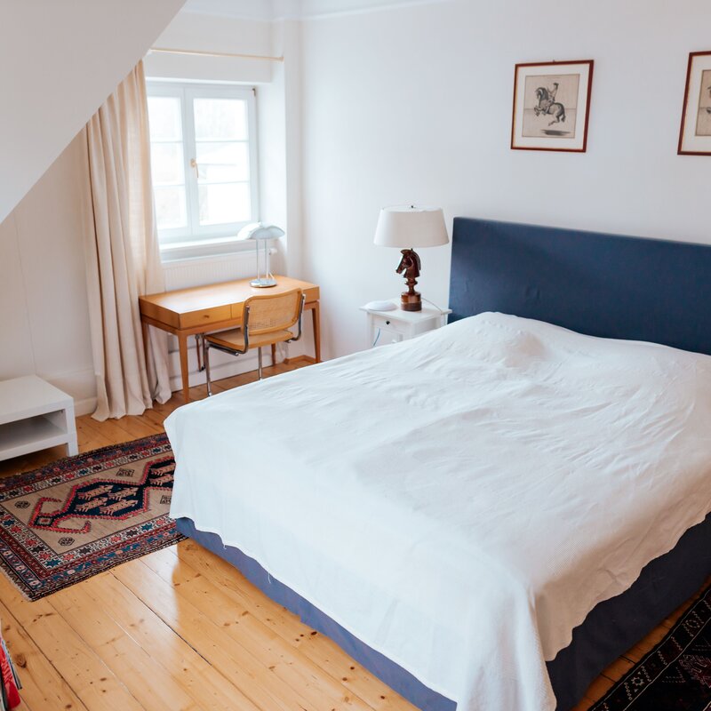 Helles Schlafzimmer mit Parkettboden – 3-Zimmer Wohnung zur Kurzzeitmiete & Wohnen auf Zeit für 1 bis 6 Monate in Salzburg