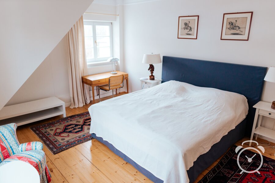 Helles Schlafzimmer mit Parkettboden – 3-Zimmer Wohnung zur Kurzzeitmiete & Wohnen auf Zeit für 1 bis 6 Monate in Salzburg