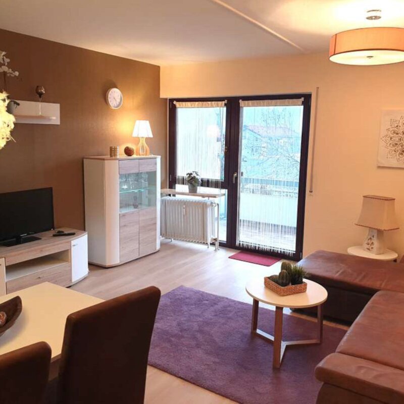 Helles Wohnzimmer mit Balkon – 2-Zimmer Wohnung zur Kurzzeitmiete & Wohnen auf Zeit für 1 bis 6 Monate in Ainring