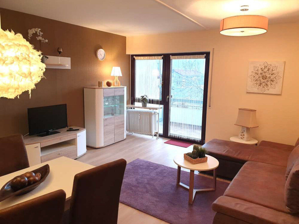 Helles Wohnzimmer mit Balkon – 2-Zimmer Wohnung zur Kurzzeitmiete & Wohnen auf Zeit für 1 bis 6 Monate in Ainring
