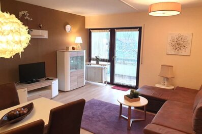 Helles Wohnzimmer mit Balkon – 2-Zimmer Wohnung zur Kurzzeitmiete & Wohnen auf Zeit für 1 bis 6 Monate in Ainring