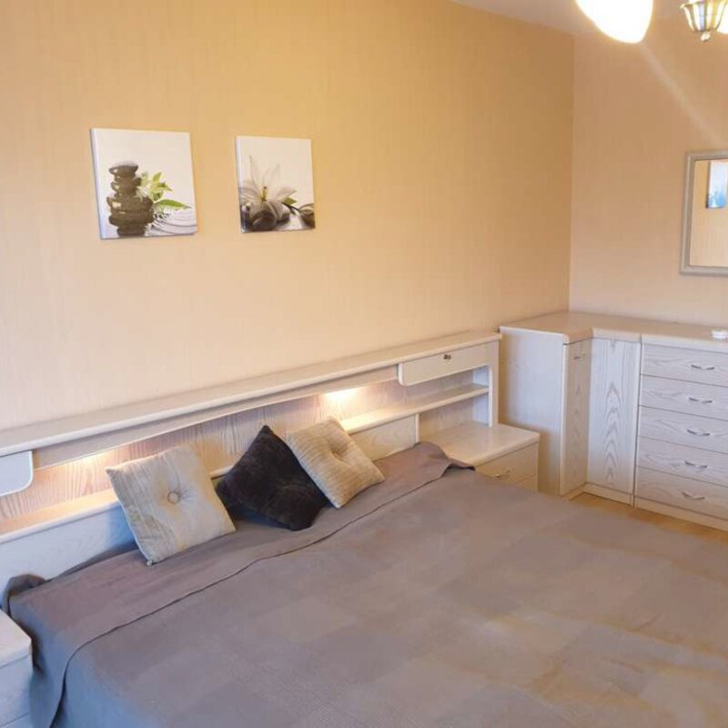 Schlafzimmer mit Kommode (Einbaukleiderschrank im Vorzimmer)