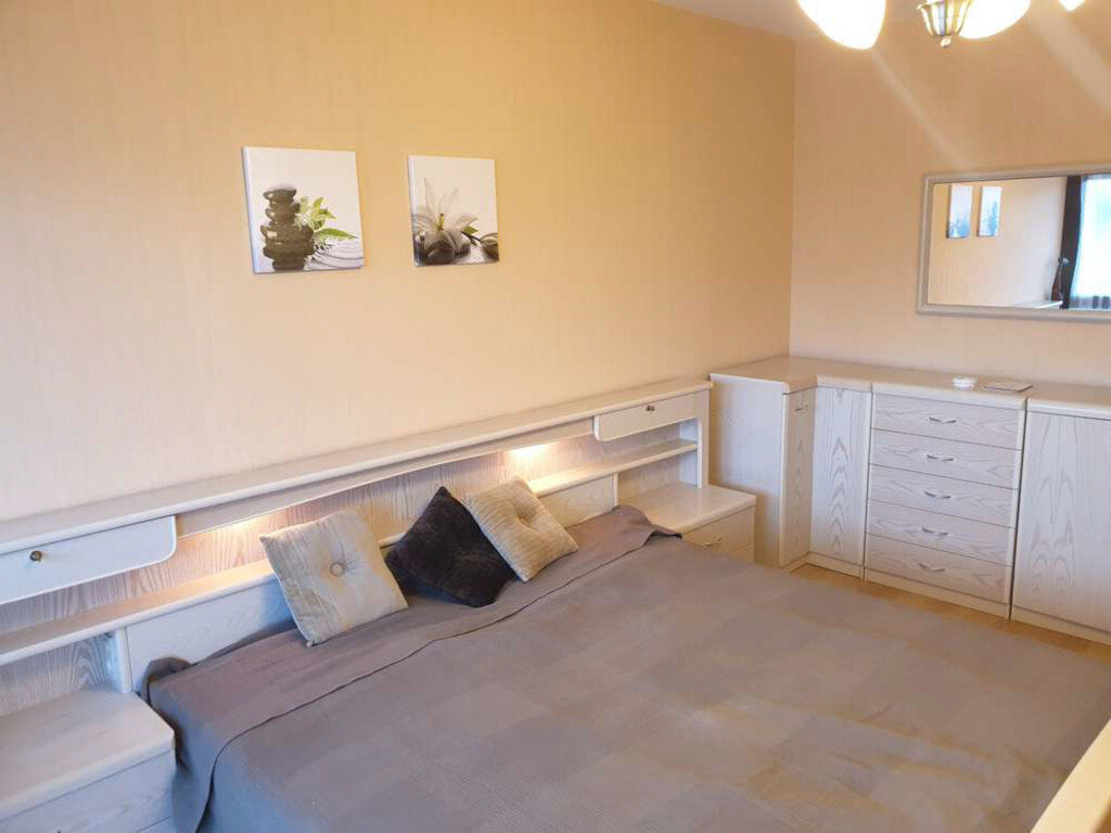 Schlafzimmer mit Kommode (Einbaukleiderschrank im Vorzimmer)
