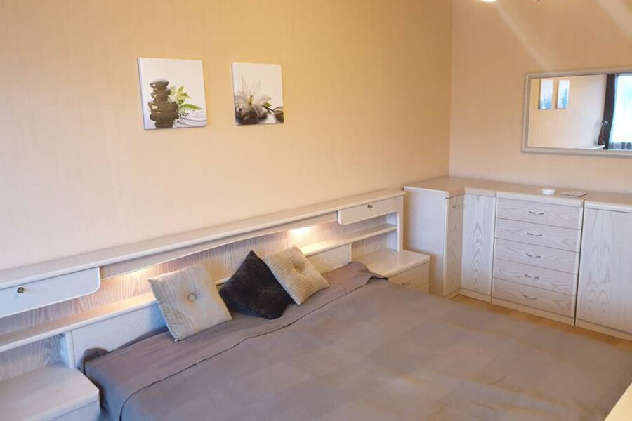 Schlafzimmer mit Kommode (Einbaukleiderschrank im Vorzimmer)