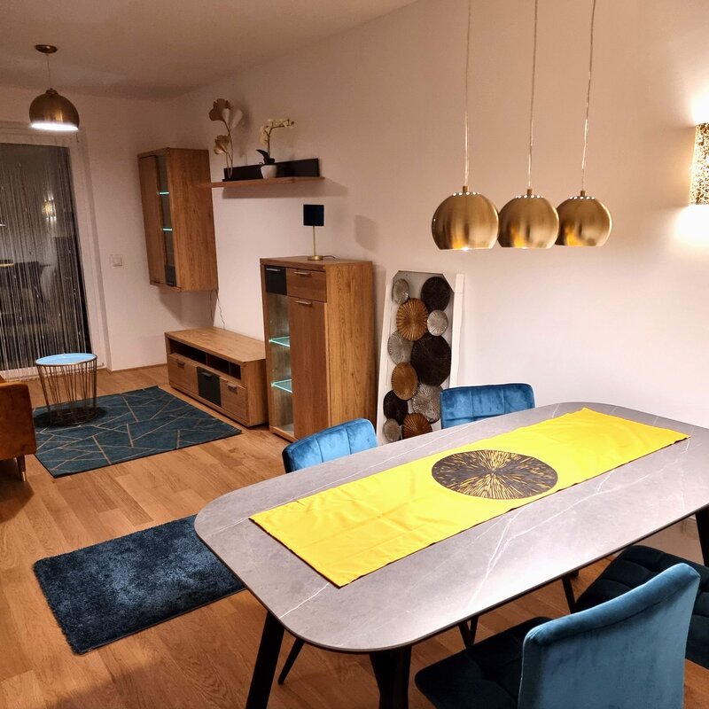Moderner Wohn-Essbereich: 2-Zimmer Wohnung, Kurzzeitmiete & Wohnen auf Zeit für 1 bis 6 Monate in Freilassing