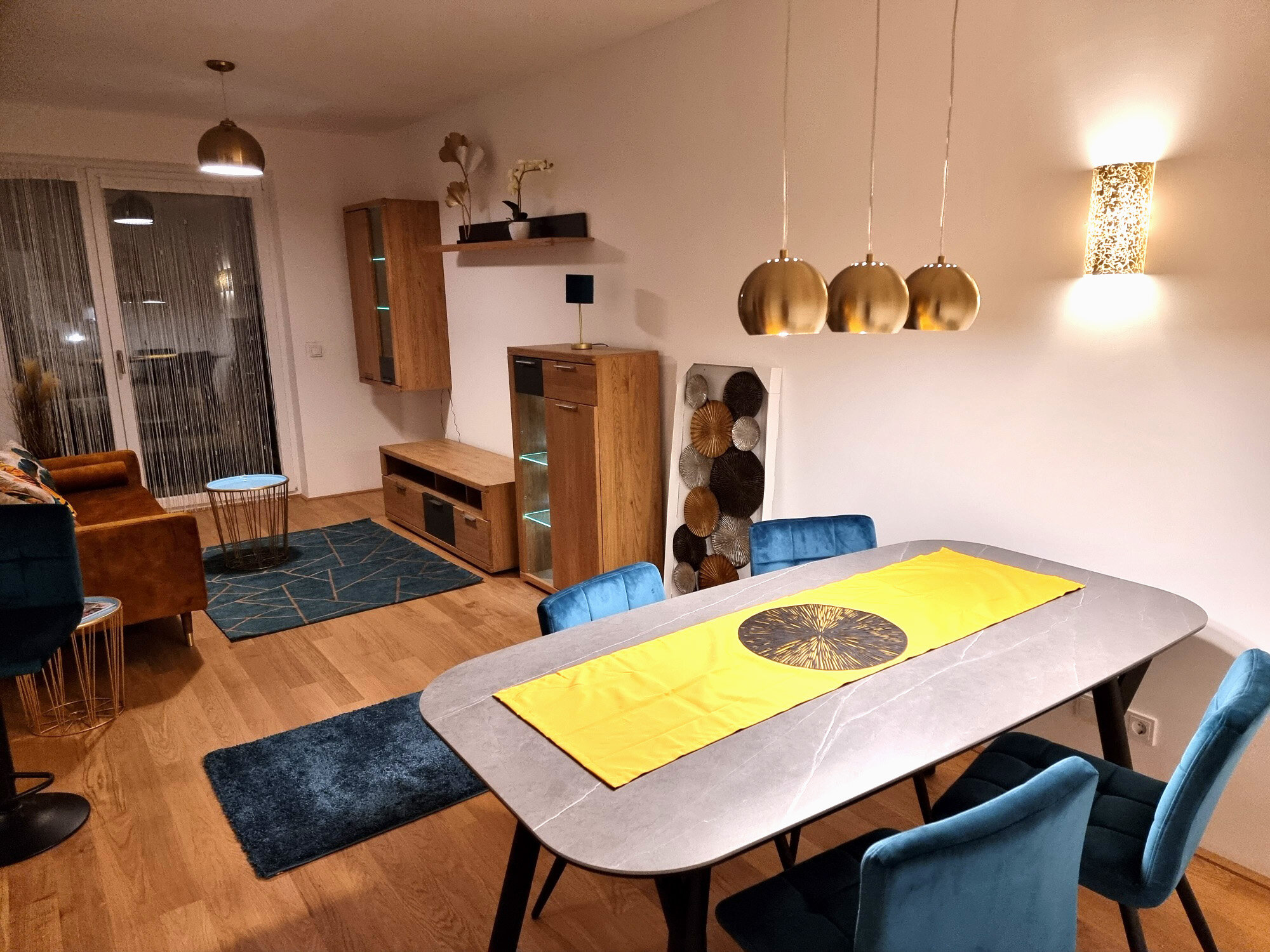 Moderner Wohn-Essbereich: 2-Zimmer Wohnung, Kurzzeitmiete & Wohnen auf Zeit für 1 bis 6 Monate in Freilassing
