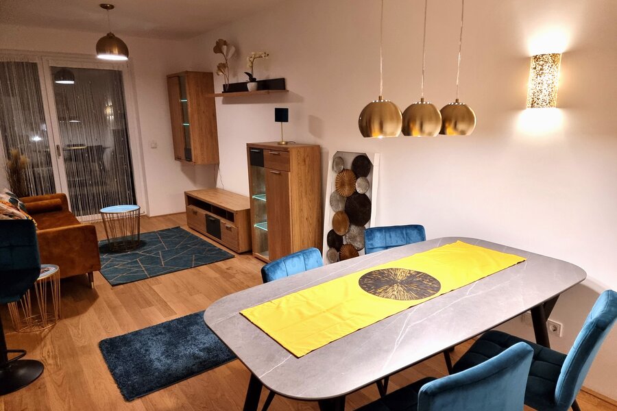 Moderner Wohn-Essbereich: 2-Zimmer Wohnung, Kurzzeitmiete & Wohnen auf Zeit für 1 bis 6 Monate in Freilassing