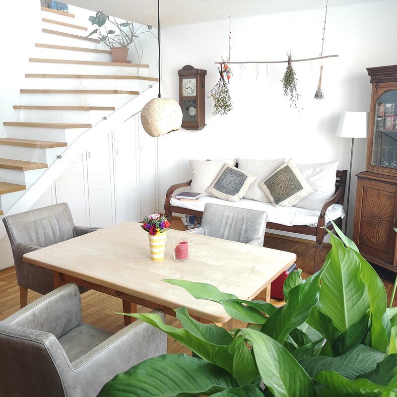 Esstisch, Daybed, Stiege hinauf ins Wohnzimmer