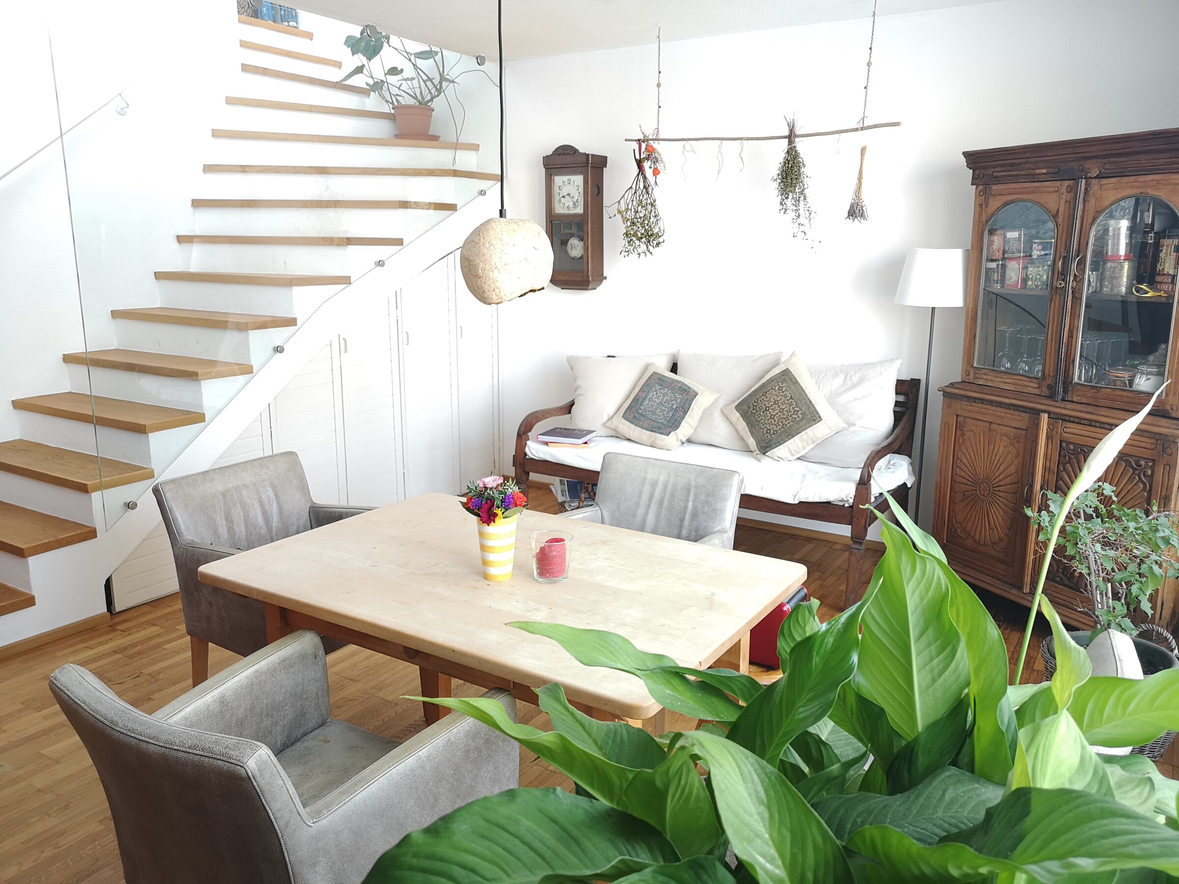 Esstisch, Daybed, Stiege hinauf ins Wohnzimmer