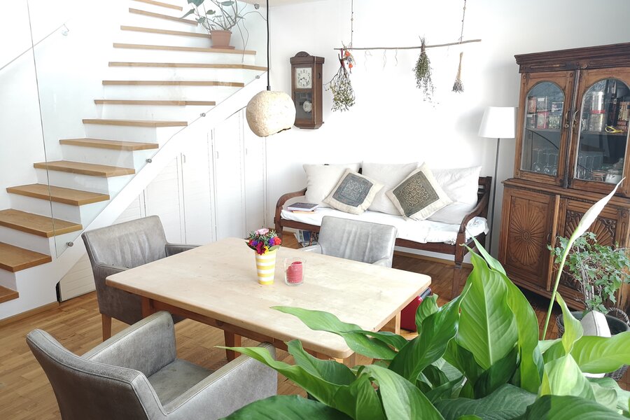 Esstisch, Daybed, Stiege hinauf ins Wohnzimmer