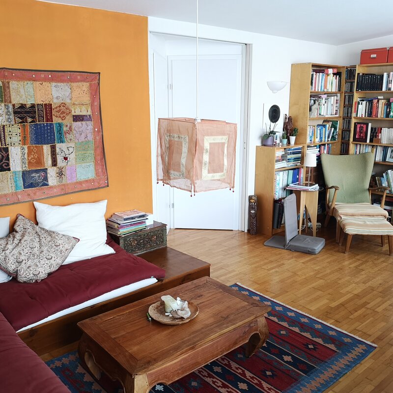 Wohnbereich mit Leseecke, links geht es ins Gästezimmer