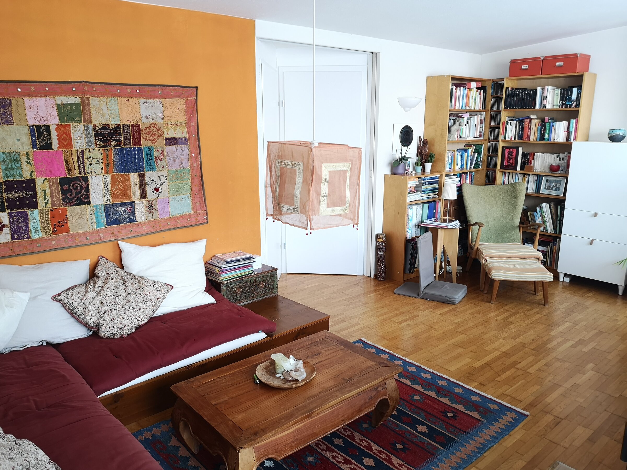 Wohnbereich mit Leseecke, links geht es ins Gästezimmer