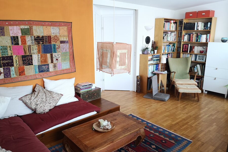 Wohnbereich mit Leseecke, links geht es ins Gästezimmer