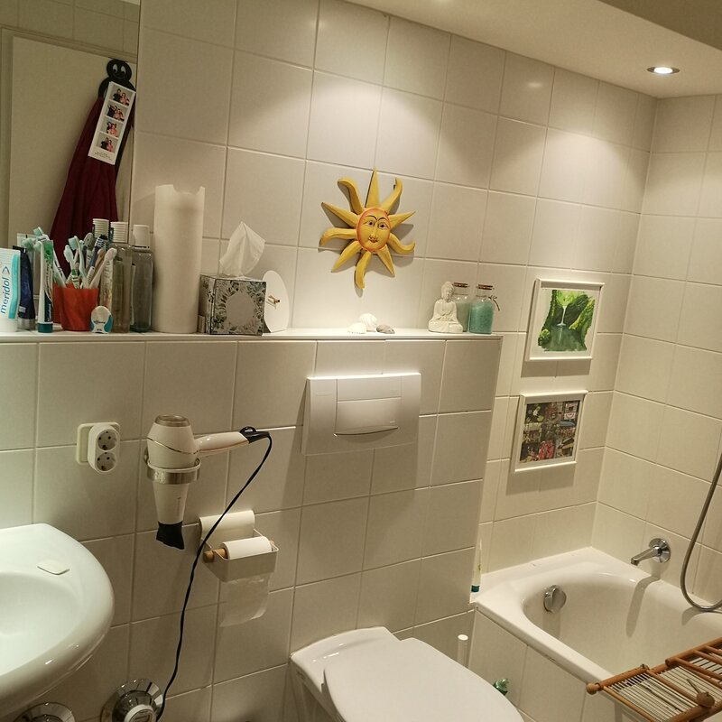 Bad mit Wanne und separater Dusche (nicht im Bild)