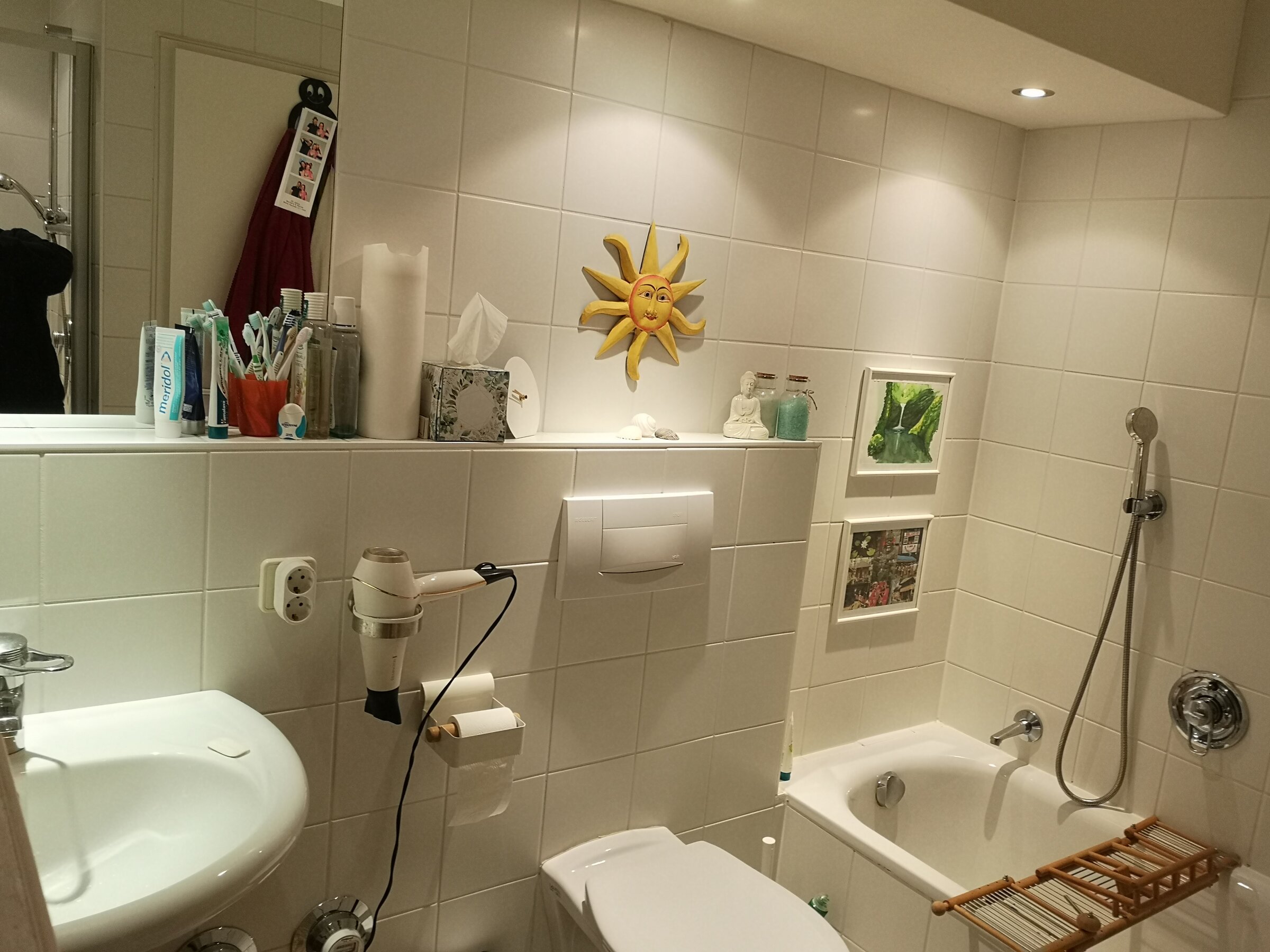 Bad mit Wanne und separater Dusche (nicht im Bild)