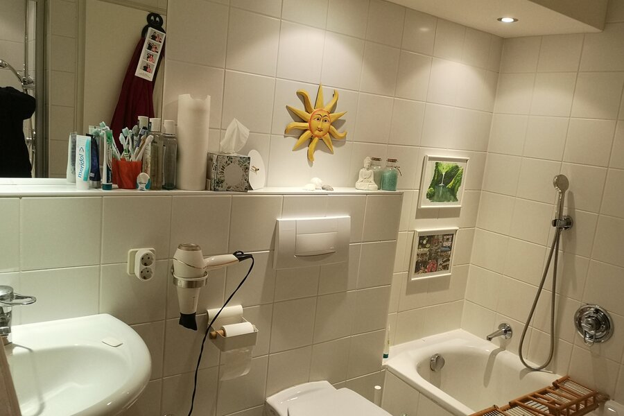 Bad mit Wanne und separater Dusche (nicht im Bild)