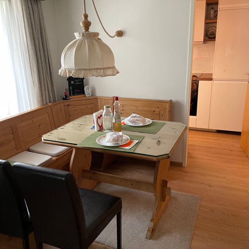 Cozy dining nook with wood furniture – 2-room apt for short-term rental & temporary housing for 1 to 6 months in Innsbruck