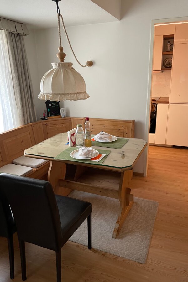 Cozy dining nook with wood furniture – 2-room apt for short-term rental & temporary housing for 1 to 6 months in Innsbruck