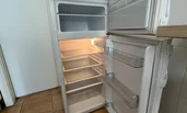 refrigerator including freezer compartment