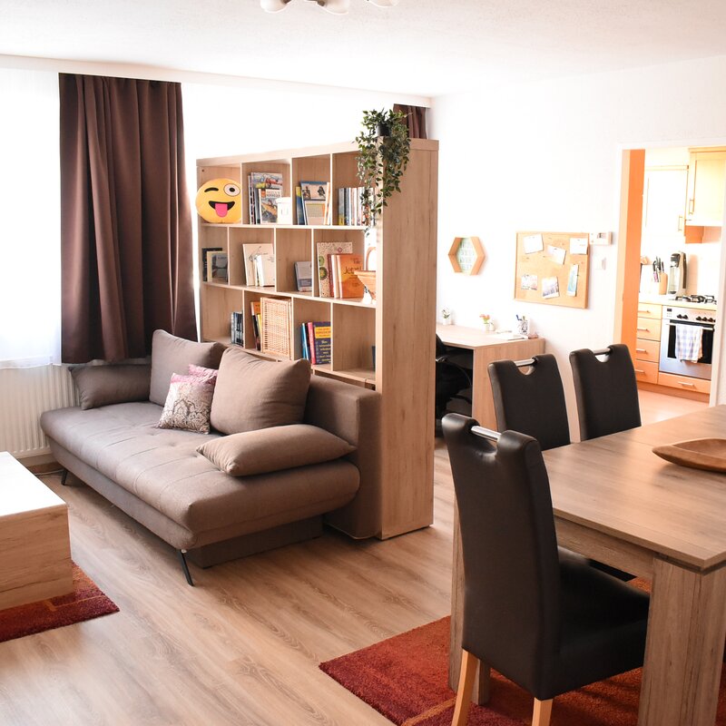 Helles Wohnzimmer mit Esstisch – 2-Zimmer Wohnung zur Kurzzeitmiete, Wohnen auf Zeit 1 bis 6 Monate, Wien
