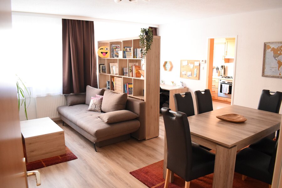 Helles Wohnzimmer mit Esstisch – 2-Zimmer Wohnung zur Kurzzeitmiete, Wohnen auf Zeit 1 bis 6 Monate, Wien