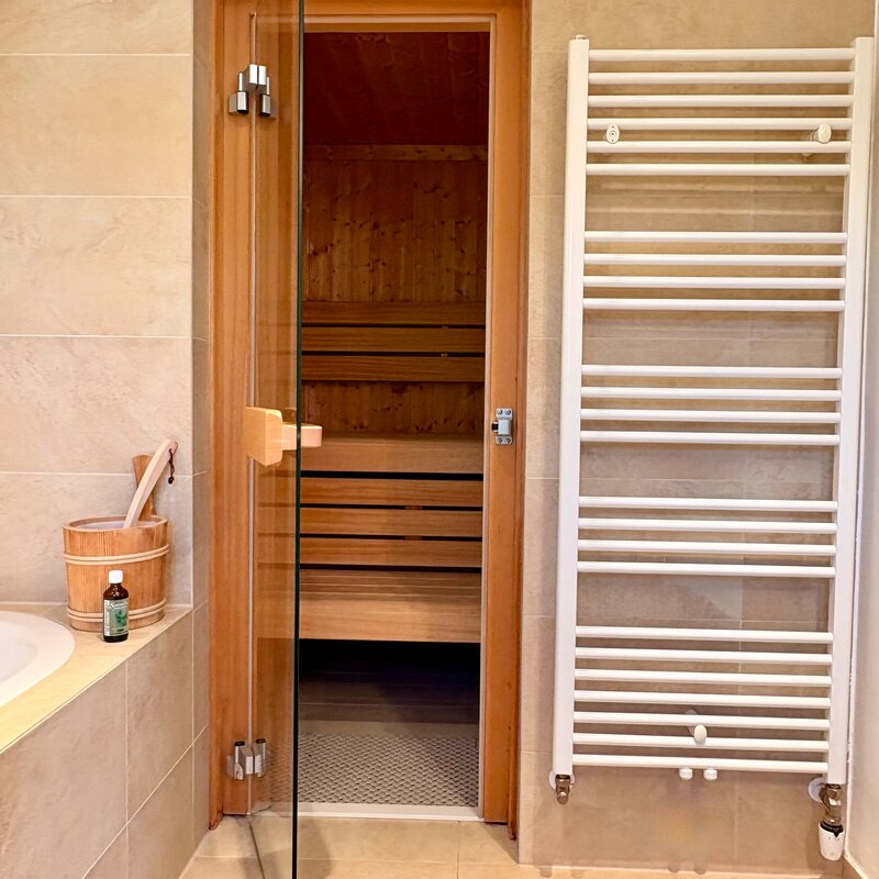The private sauna, located directly in the spacious bathroom, offers relaxation and added comfort throughout the year. | © REgina Krünes