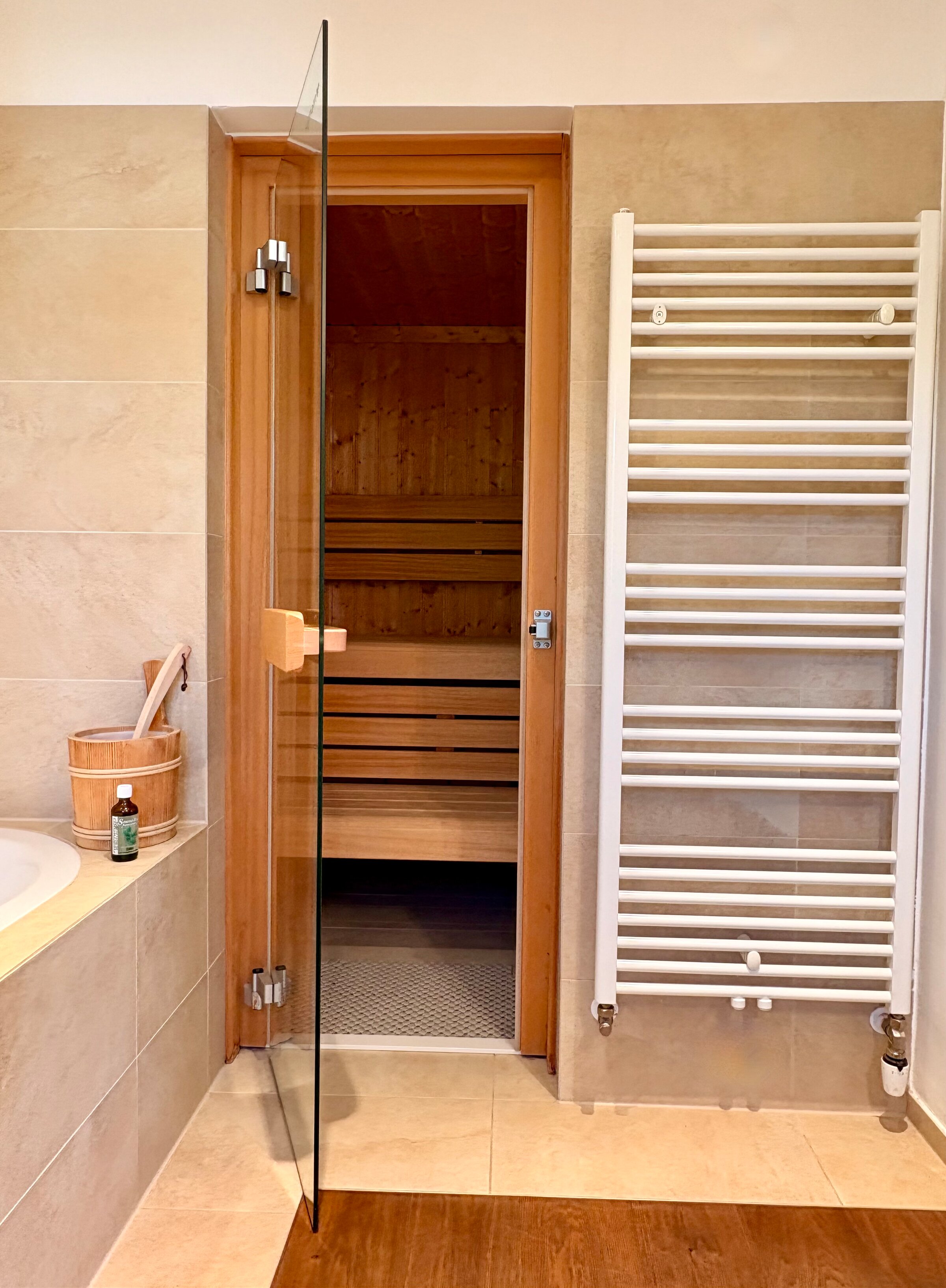The private sauna, located directly in the spacious bathroom, offers relaxation and added comfort throughout the year. | © REgina Krünes