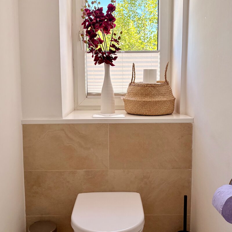 Separate WC with its own window – a practical feature, especially when sharing the suite. | © Regina Krünes