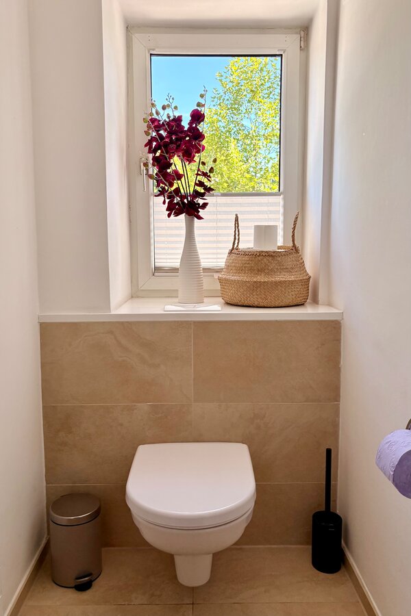 Separate WC with its own window – a practical feature, especially when sharing the suite. | © Regina Krünes