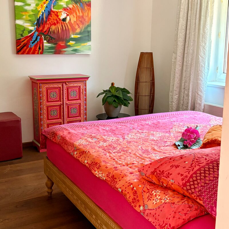 The beds are dressed with luxurious Bassetti bed linen and alpaca pillows. Additional blankets and cushions are provided. The bedrooms are equipped with soundproof doors and insect screens. | © Regina Krünes