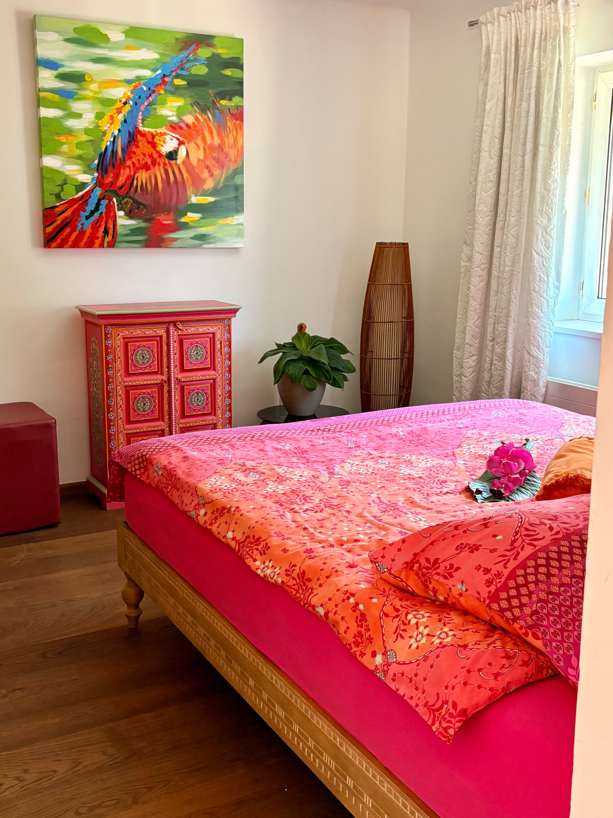 The beds are dressed with luxurious Bassetti bed linen and alpaca pillows. Additional blankets and cushions are provided. The bedrooms are equipped with soundproof doors and insect screens. | © Regina Krünes