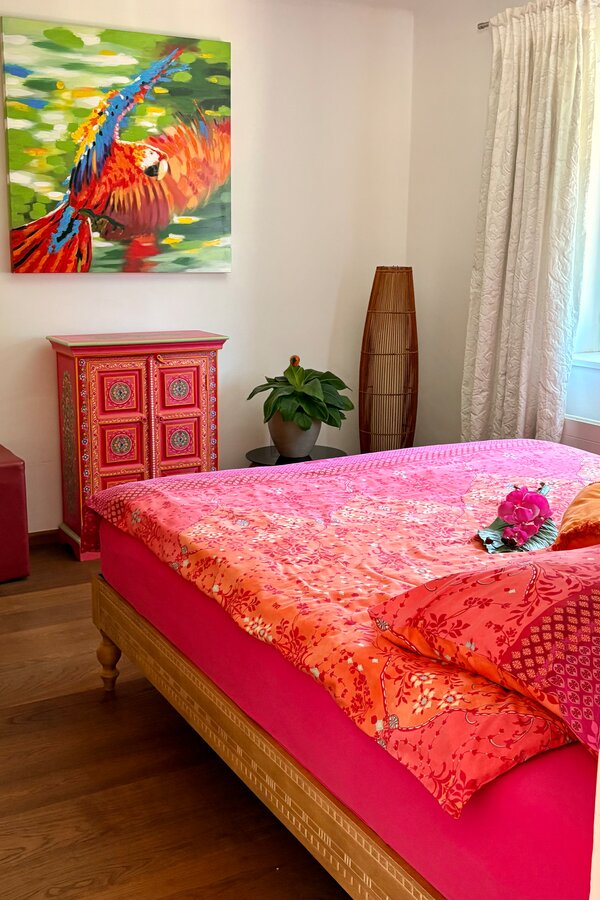 The beds are dressed with luxurious Bassetti bed linen and alpaca pillows. Additional blankets and cushions are provided. The bedrooms are equipped with soundproof doors and insect screens. | © Regina Krünes