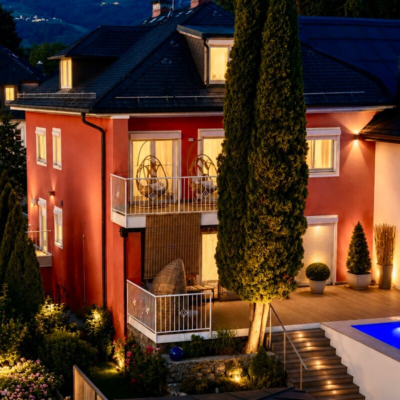 Anam Kara ist eine private Boutique-Suite im ersten Stock der Villa Regina Krünes im Salzburger Stadtteil Nonntal. Sie verbindet eine ruhige Wohnlage mit besonderem Interieur und persönlicher Atmosphäre – ideal für Gäste, die mehrere Wochen oder Monate in Salzburg leben, arbeiten, forschen oder vorübergehend hier ihren Lebensmittelpunkt haben. | © Regina Krünes