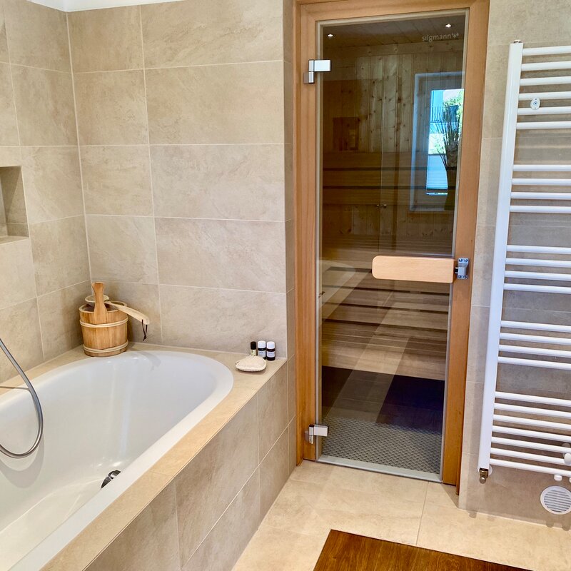 Die private Sauna direkt im großzügigen Badezimmer bietet Entspannung und zusätzlichen Komfort zu jeder Jahreszeit. | © Regina Krünes