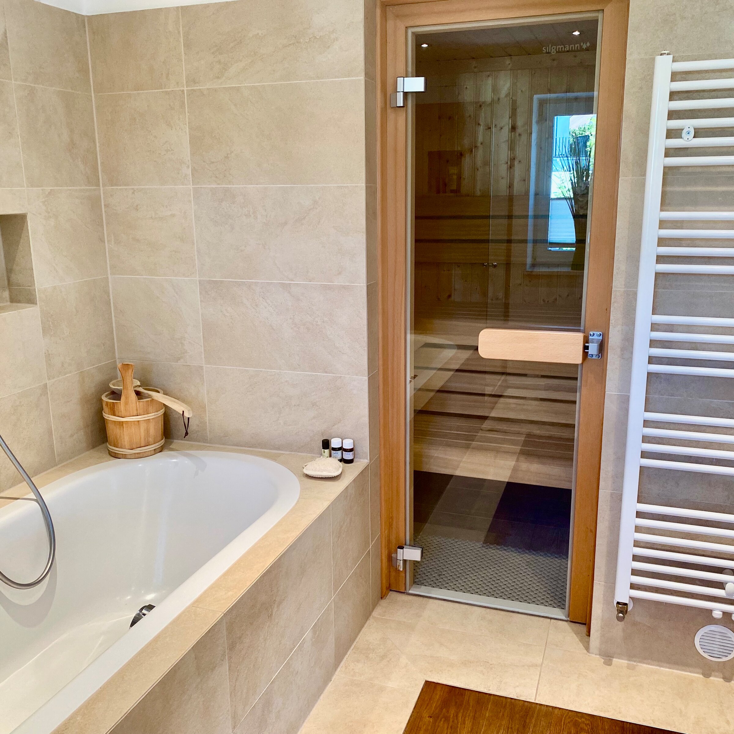 Die private Sauna direkt im großzügigen Badezimmer bietet Entspannung und zusätzlichen Komfort zu jeder Jahreszeit. | © Regina Krünes