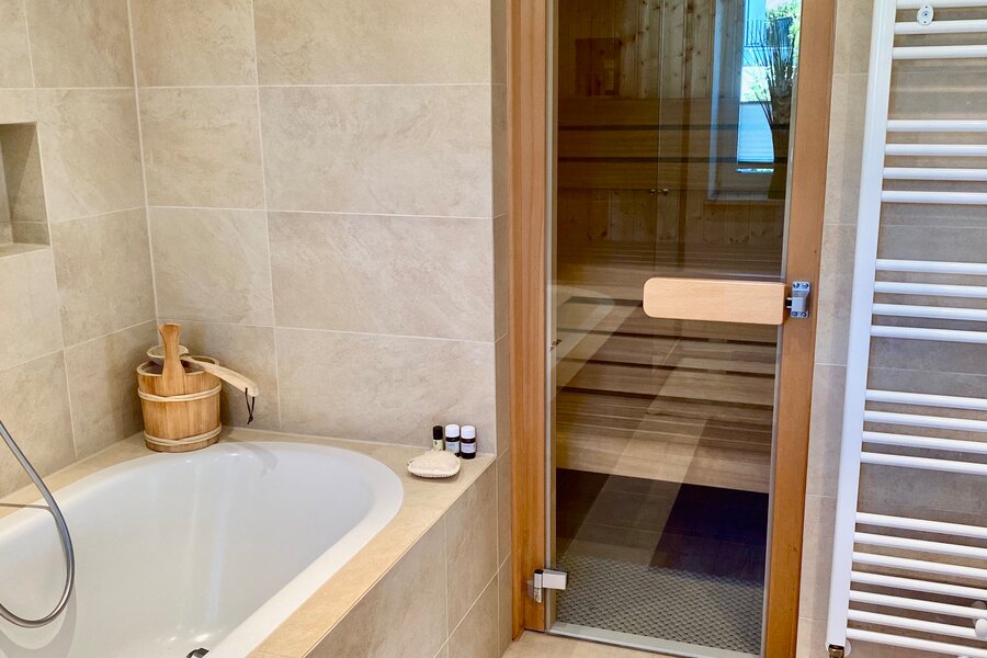 Die private Sauna direkt im großzügigen Badezimmer bietet Entspannung und zusätzlichen Komfort zu jeder Jahreszeit. | © Regina Krünes