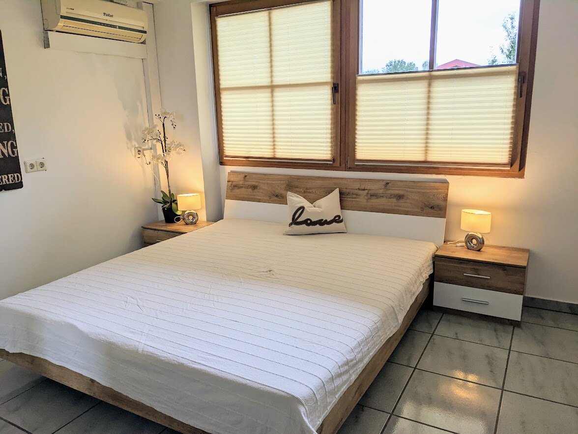 Schlafzimmer 1 180cm Bett
