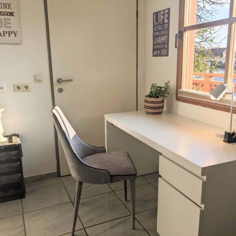 Schreibtisch/ Büro im Wohnzimmer