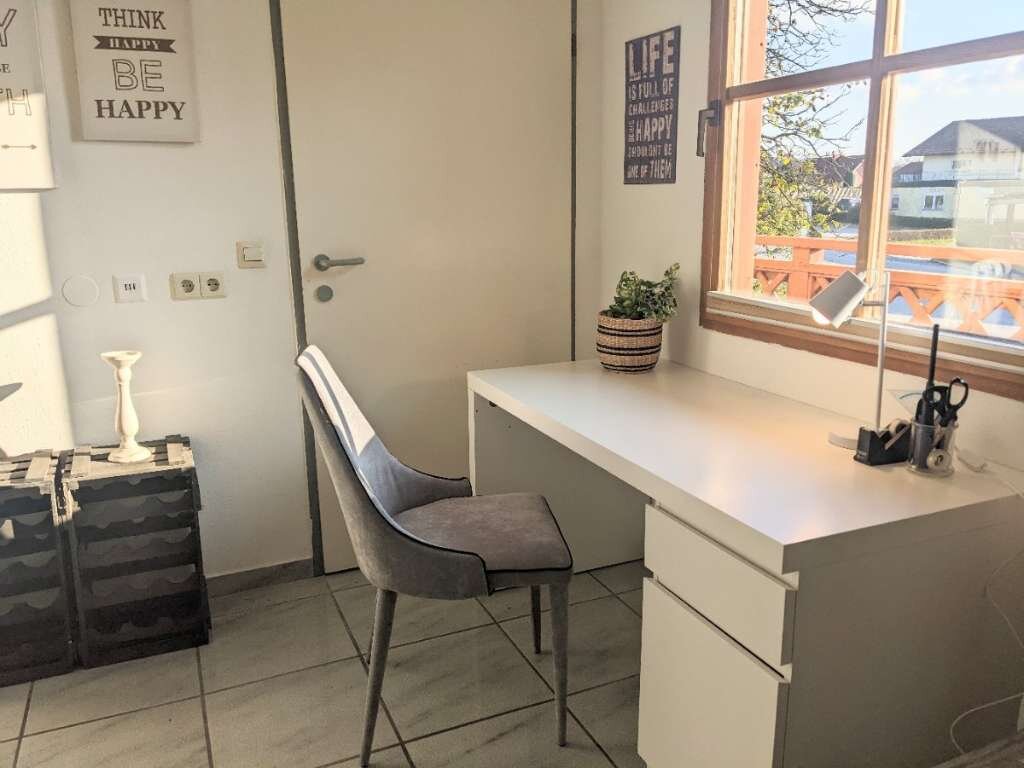 Schreibtisch/ Büro im Wohnzimmer