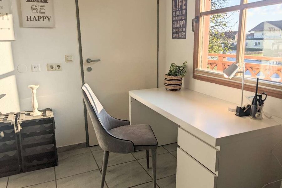 Schreibtisch/ Büro im Wohnzimmer