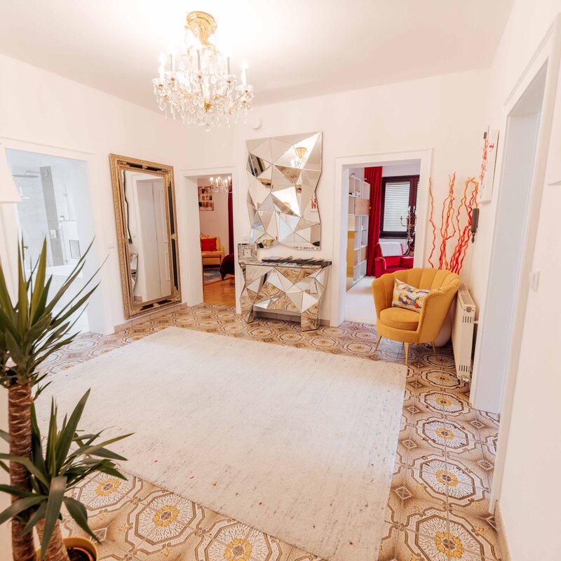 Elegant hallway: 4-room apartment with chandelier & designer details – short-term rental & temporary housing for 1 to 6 months in Salzburg