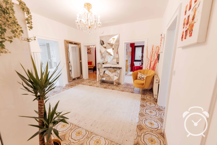 Elegant hallway: 4-room apartment with chandelier & designer details – short-term rental & temporary housing for 1 to 6 months in Salzburg