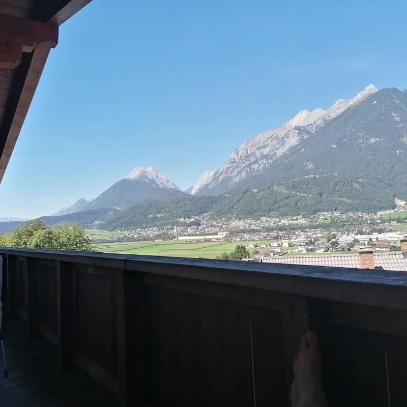 Nordwestbalkon mit dem Karwendel im Hintergrund